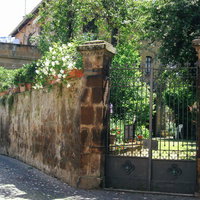 イタリア・オルヴィエートの高い壁から覗く庭先の写真