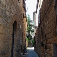 イタリア・オルヴィエートの路地裏に停められた青い自転車の写真