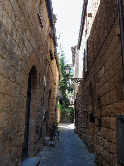 イタリア・オルヴィエートの路地裏に停められた青い自転車