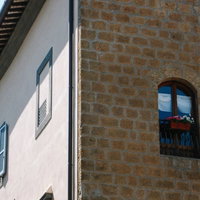 オルヴィエートの街角にあるレンガ造りの建物（イタリア）の写真