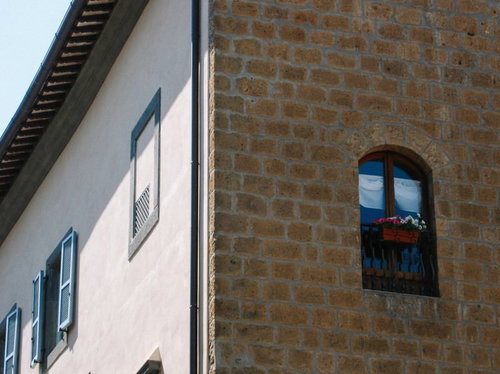 オルヴィエートの街角にあるレンガ造りの建物（イタリア）