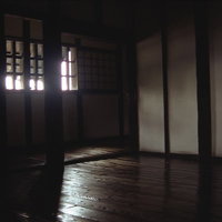 熊本城の城内、板間に射し込む窓からの光と床板の影の写真
