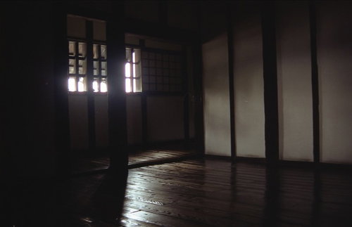 熊本城の城内、板間に射し込む窓からの光と床板の影