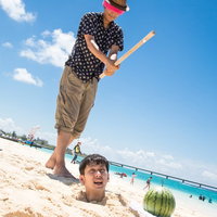 夏の風物詩｢スイカ割り｣野球バットでビーチスマッシュの写真