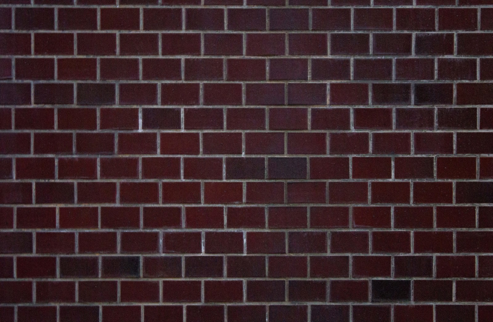 赤茶色いレンガブロックが整然と積み重ねられた壁面のテクスチャー