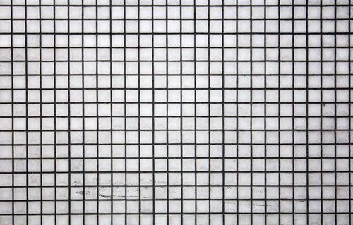 黒い目地が格子状に入った白い正方形タイルのテクスチャー