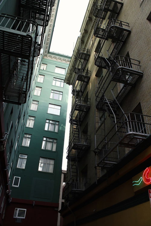 非常階段が取り付けられた都市の路地裏のビル