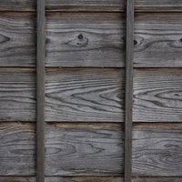 古民家の木造外壁に並ぶ縦板の木目と風合いの写真