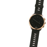 ゴールドケースの黒いラバーベルトアウトドアウォッチの写真