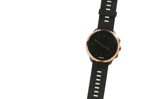 ゴールドケースの黒いラバーベルトアウトドアウォッチ