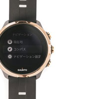 アウトドアに必需なSUUNTOのコンパス機能付き腕時計の写真
