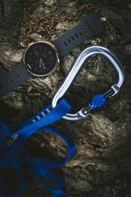 雪景色が見える旅館の和室