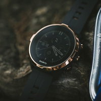 カラビナ付きカッパーベゼルのアウトドア向けスマートウォッチの写真