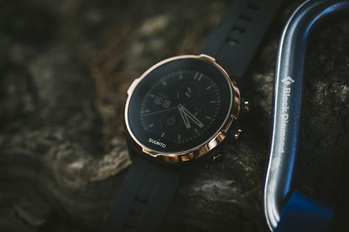 カラビナ付きカッパーベゼルのアウトドア向けスマートウォッチ