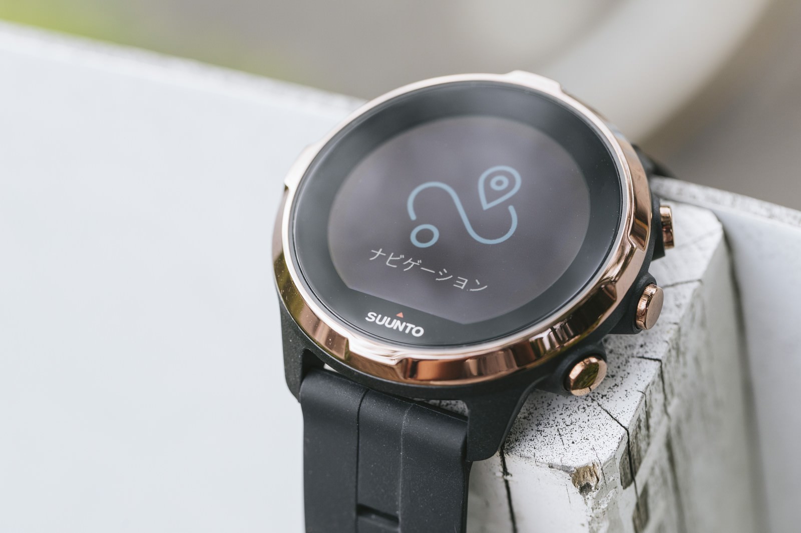グレーのストラップとローズゴールドケースのSUUNTOスマートウォッチ