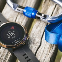 コンパス付きSUUNTOスマートウォッチとブルーのカラビナとスリングの写真