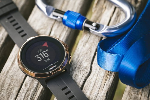 コンパス付きSUUNTOスマートウォッチとブルーのカラビナとスリング