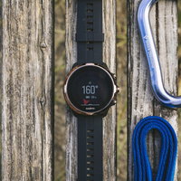 SUUNTOのスマートウォッチと青いカラビナの写真