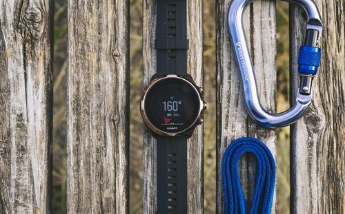 SUUNTOのスマートウォッチと青いカラビナ
