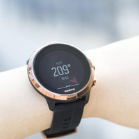 SUUNTO スマートウォッチで方位を確認する手首の写真