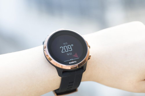 SUUNTO スマートウォッチで方位を確認する手首
