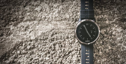 岩場に置かれたSUUNTOのアウトドア向けスマートウォッチ