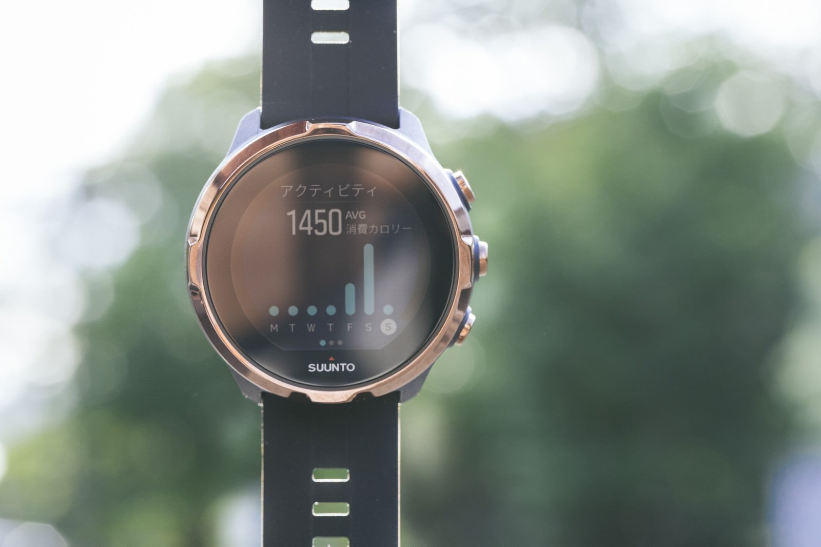 画面に150カロリーと表示されている黒いベルトのスマートウォッチ