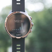 スマートウォッチで消費カロリーを確認しトレーニングをチェックの写真