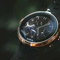 10気圧防水のSUUNTOスマートウォッチに付着した水滴の写真