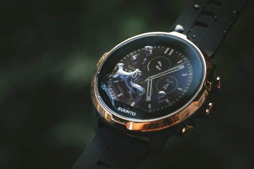 10気圧防水のSUUNTOスマートウォッチに付着した水滴