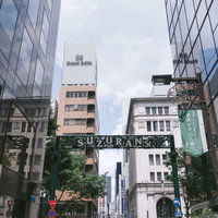 池に映る夜の高層マンション群の写真