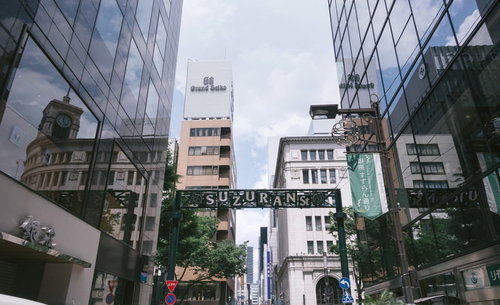 池に映る夜の高層マンション群