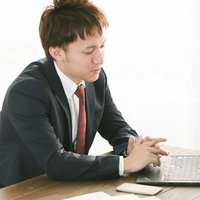 最適なプランを提供しながら資料説明する営業中の会社員の写真