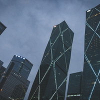 ロサンゼルス・ダウンタウンの交差点とビル群の写真