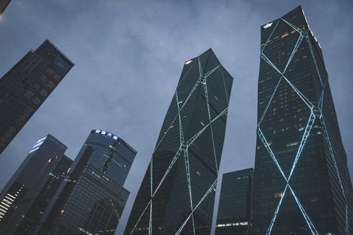 ロサンゼルス・ダウンタウンの交差点とビル群