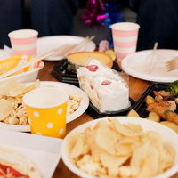 ダイエット一日目のパーティー料理と飲み物の写真