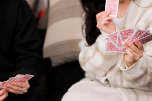カード利用は計画的にしなくちゃね、トランプを手に持つ女性
