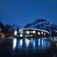 ライトアップされたグリンデルワルトの街並み（スイス）の写真