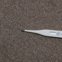 床に落ちた白い体温計の写真
