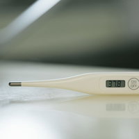 37度8分の高熱を示すデジタル体温計の検温画面の写真