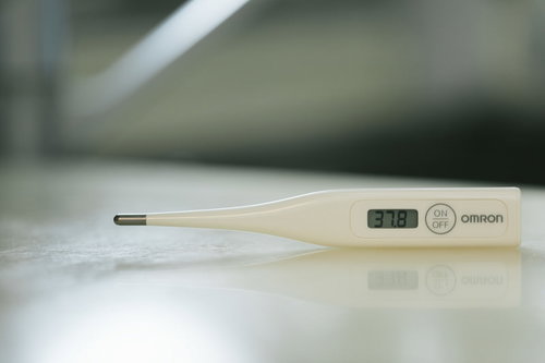 37度8分の高熱を示すデジタル体温計の検温画面