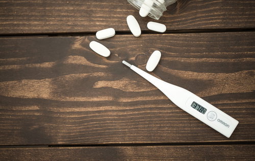 高熱が出たので薬の錠剤を飲む医療対応