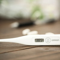 38度5分の高熱を示すデジタル体温計の写真