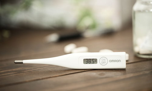 38度5分の高熱を示すデジタル体温計