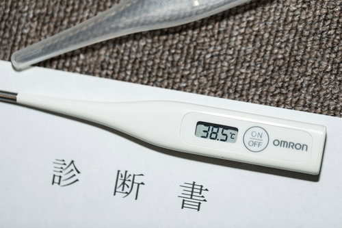 連休中に高熱が出て病院で受け取った診断書と体温計