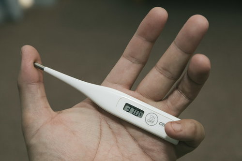 これじゃ会社は休めない、微熱で測った体温計
