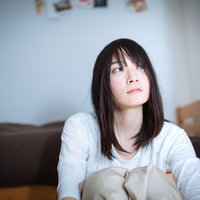 新しい朝が来た希望の朝だ、ソファーで上を見つめる失恋女子の写真