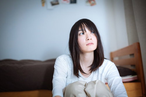 新しい朝が来た希望の朝だ、ソファーで上を見つめる失恋女子