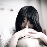 厳しい第三者の目で見下ろす女性の悲しみと絶望の写真