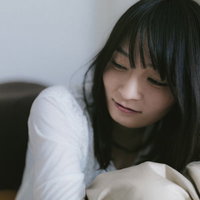 過去の失恋を引きずる女性、ソファーで思い詰めるの写真